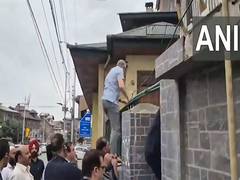 
      
      Omar Abdullah hops over wall to visit Srinagar's Naqshband Sahib
      
      