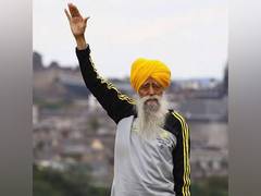 
      
      Congress President Mallikarjun Kharge pays Tribute to Fauja Singh
      
      