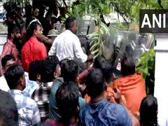 
      
      BJP workers protest against Thiruvananthapuram mayor
      
      