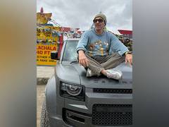 
      
      Sunny Deol flaunts clean-shaven look 
      
      