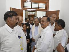 
      
      Karnataka: Advocates meet CM Siddaramaiah 
      
      
