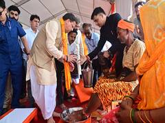 
      
      CM Dhami welcomes Kanwariyas in Haridwar, washes feet of pilgrims
      
      