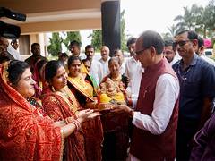 
      
      Gujarat: Shivraj Singh Chouhan interacts with Lakhpati Didis 
      
      