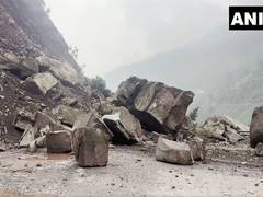 
      
      Landslide occur near Dewal Bridge on Jammu-Srinagar Highway
      
      