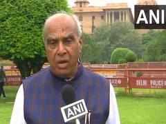 
      
      Kiren Rijiju, Arjun Meghwal meet LoPs Rahul Gandhi, Kharge 
      
      