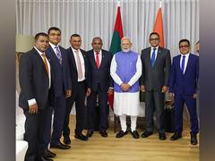 
      
      PM Modi meets members of different political parties of Maldives
      
      
