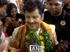 
      
      Singer Udit Narayan meets Swami Avimukteshwaranand Saraswati
      
      