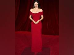 
      
      Molly Gordon recalls how she shared 'The Bear' spoilers 
      
      
