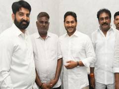 
      
      Andhra: YSRCP leader Lakshminarayana meets YS Jagan Reddy
      
      