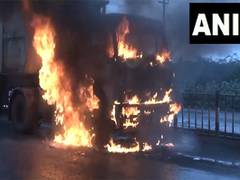 
      
      Gujarat: Trailer catches fire on Gandhidham-Kandla highway
      
      