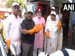 
      
      Delhi: Mayor Raja Iqbal Singh, BJP MLA Satish Upadhyay participat
      
      