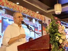 
      
      Ashwini Vaishnaw holds 'Viksit Bharat Samvad' with traders 
      
      
