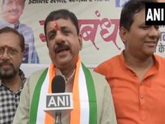 
      
      BJP MP Alok Sharma distributes helmets in Bhopal 
      
      