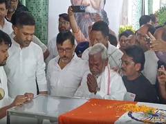 
      
      Champai breaks down while paying last respects to Shibu Soren
      
      