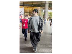 
      
      Airport Diaries: Akshay Kumar rocks salt and pepper look
      
      