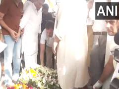 
      
      Rahul Gandhi pays last respects to former J-K Guv Satyapal Malik
      
      