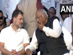 
      
      Rahul Gandhi, Mallikarjun Kharge arrive at 'Vote Adhikaar Rally'
      
      