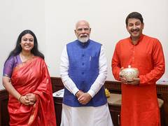 
      
      Manoj Tiwari presents PM Modi with prasad of Baba Baidhyanath
      
      