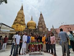 
      
      Chandrayaan mission scientists offer  prayer at Kashi Vishwanath 
      
      