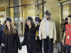 
      
      Aishwarya, Abhishek, and Aaradhya spotted at airport
      
      