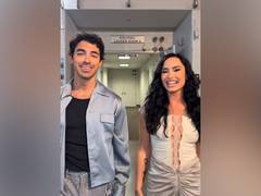 
      
      Jonas Brothers perform with Demi Lovato
      
      
