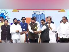 
      
      Fadnavis hands over keys to owners of BDD Redevelopment Project
      
      