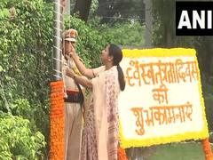 
      
      Delhi CM Rekha Gupta, along with others, hoists Tricolour
      
      