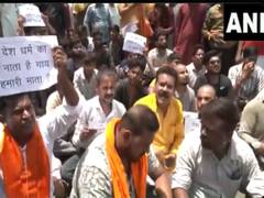 
      
      Bajrang Dal hold protest after catching auto carrying beef 
      
      
