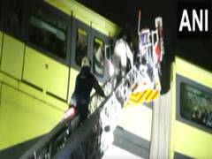 
      
      Mumbai Monorail breaks due to power supply
      
      