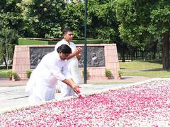 
      
      Telangana DyCM Bhatti Vikramarka pays tributes to Rajiv Gandhi
      
      