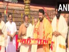 
      
      Mohanlal receives Vilambara Pathrika
      
      