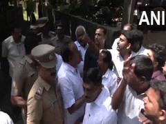 
      
      DYFI protests outside residence of VD Satheesan
      
      