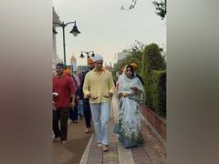
      
      Sidharth, Janhvi seek blessings at Gurdwara Bangla Sahib
      
      