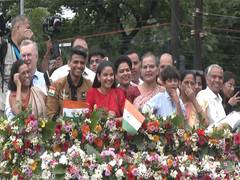 
      
      Lucknow: Students cheer for Group Captain Shukla during road show
      
      