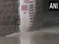 
      
      New Delhi: Yamuna river continues to flow near danger mark
      
      