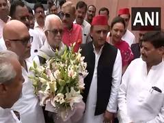 
      
      SP Chief Akhilesh Yadav meets B Sudershan Reddy
      
      