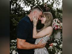 
      
      Singer Taylor Swift and NFL star Travis Kelce are engaged
      
      