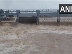 
      
      J-K: River Ravi floods Lakhanpur, CRPF office relocated
      
      