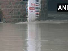 
      
      Delhi: Yamuna River continues to flow near danger mark
      
      