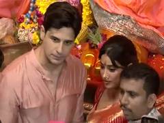 
      
      Sidharth Malhotra, Janhvi Kapoor visit Lalbaugcha Raja
      
      