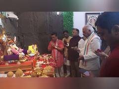 
      
      Bihar Guv seeks Ganpati blessings at BJP leader's residence
      
      