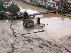 
      
      Heavy rains disrupt 557 roads in Himachal, including 3 national h
      
      