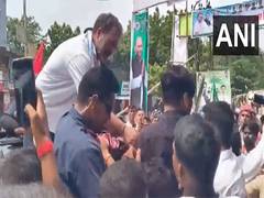 
      
      Rahul Gandhi offers toffees to protestors showing him black flag
      
      