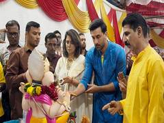 
      
      Ranbir Kapoor bids goodbye to Bappa with Mom Neetu Kapoor 
      
      