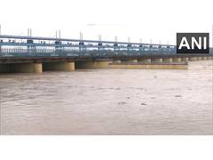 
      
      Delhi continues to experience rain; shopkeepers remove goods
      
      