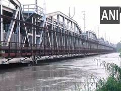 
      
      Delhi: Yamuna crosses danger level mark; people living nearby shi
      
      