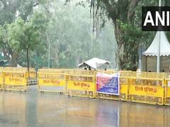 
      
      Heavy rains lash Delhi-NCR
      
      