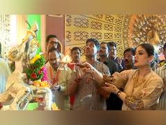 
      
      Raveena Tandon visits Srimant Bhausaheb Rangari Ganapati mandal
      
      