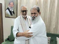 
      
       Anil Vij welcomes former Odisha Governor Ganeshi Lal 
      
      