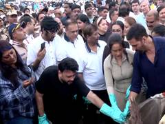 
      
      Akshay Kumar participates in clean-up drive ost Ganesh Chaturthi
      
      